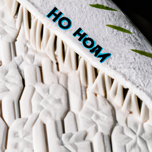 תמונת תקריב של העיצוב המורכב והחומרים הייחודיים המשמשים בנעלי Hoka.